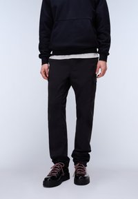 Брюки с накладными карманами