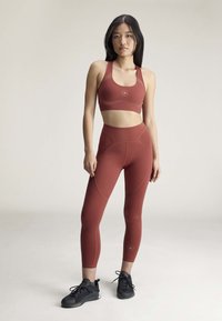 Спортивный бюстгальтер Спортивный бюстгальтер