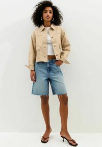 Куртка с накладнымит карманами