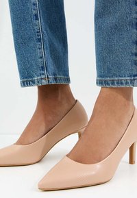 Туфли на высоком каблуке Туфли на высоком каблуке