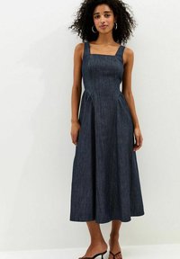 Джинсовый комбинезон