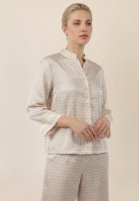 Атласная блузка