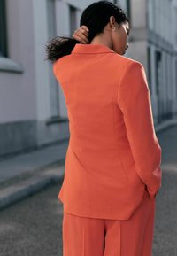 Длинный блейзер