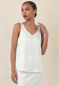 Блузка без рукавов