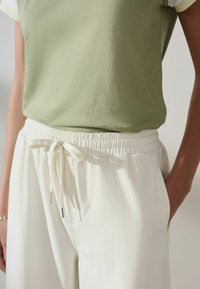 Короткие джинсы