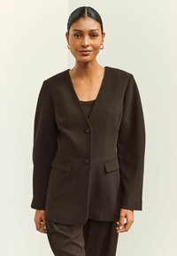 Короткое пальто