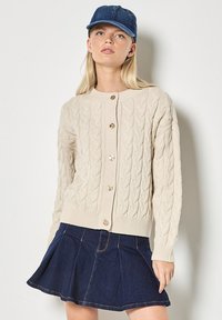 Вязаная кофта