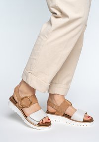 Босоножки на танкетке