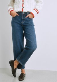 Короткие джинсы