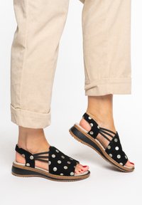 Босоножки на танкетке