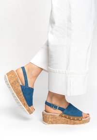 Босоножки на танкетке