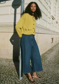 Короткие джинсы