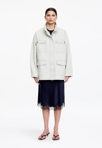 Короткое пальто