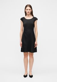 Платье футляр