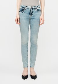 Узкие джинсы