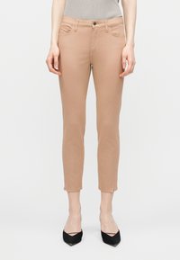 Короткие джинсы