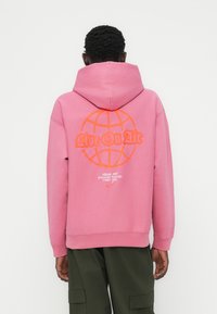 Пуловер с капюшоном Пуловер с капюшоном