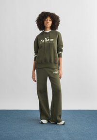 Пуловер с капюшоном Пуловер с капюшоном