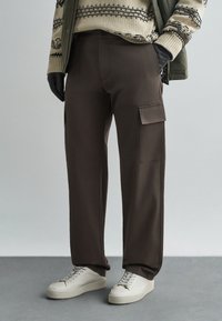 Брюки с накладными карманами Брюки с накладными карманами