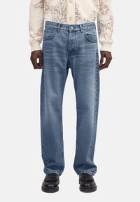 Прямые джинсы