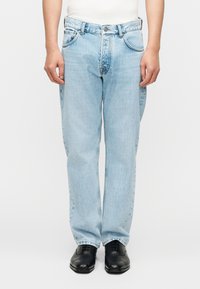 Прямые джинсы