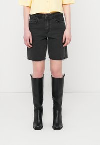 Джинсовые шорты