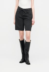 Джинсовые шорты