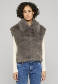 Пуховой жилет