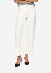 Короткие джинсы