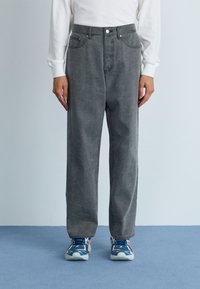 Прямые джинсы