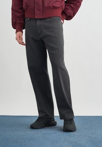 Прямые джинсы