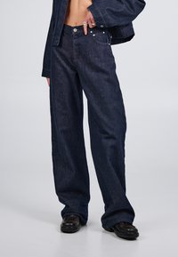 Свободные джинсы