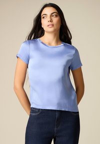 Атласная блузка