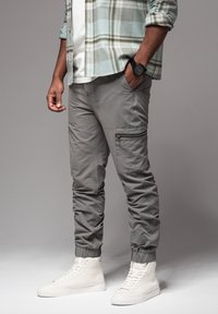 Брюки с накладными карманами