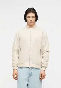 Куртка бомбер