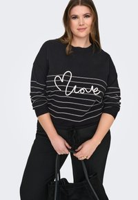 Пуловер в полоску