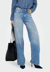 Клешеные джинсы