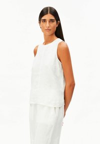 Блузка без рукавов