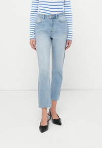 Короткие джинсы