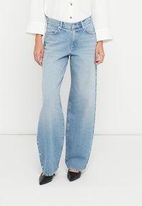 Свободные джинсы