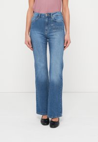 Клешеные джинсы Клешеные джинсы