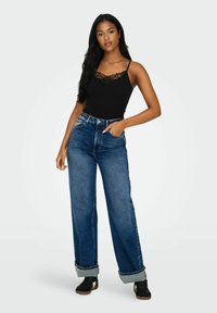 Топ на бретельках