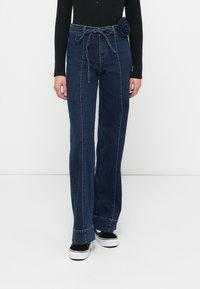 Прямые джинсы