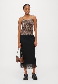 Топ на бретельках