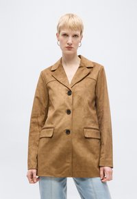 Пальто из искусственной кожи