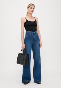 Топ на бретельках Топ на бретельках