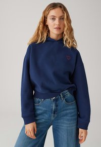 Пуловер с капюшоном