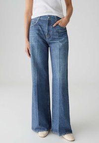 Клешеные джинсы