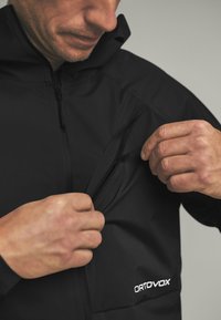 Куртка-дождевик