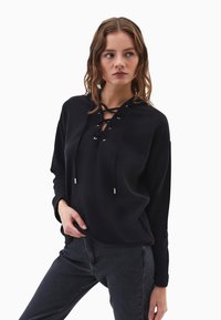 Пуловер с капюшоном